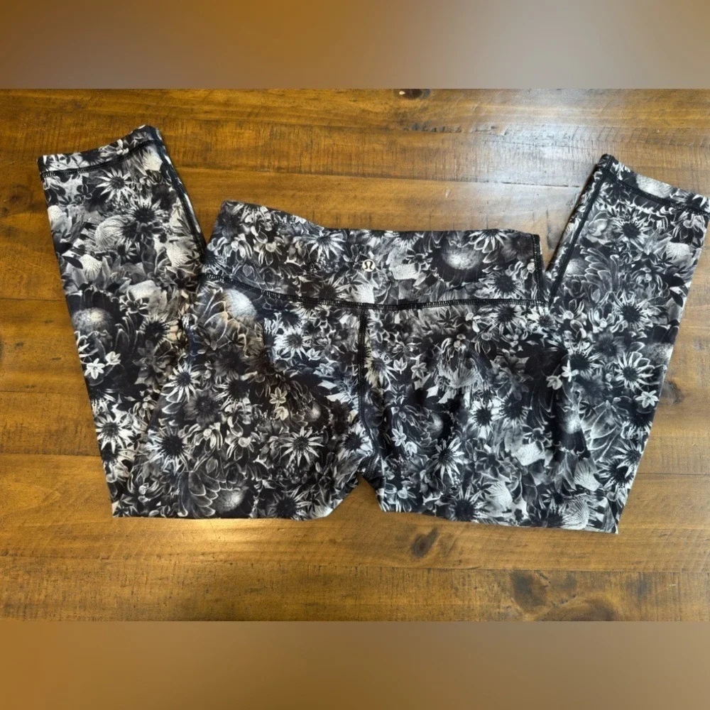 LULULEMON Flowabunga floral crop Capri legging size 6